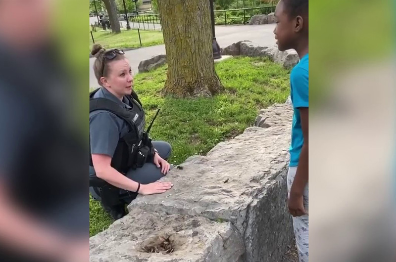 Policía rompe en llanto cuando niña afroamericana levanta las manos al verla