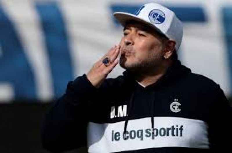 Diego Maradona se enfrenta públicamente con su exesposa