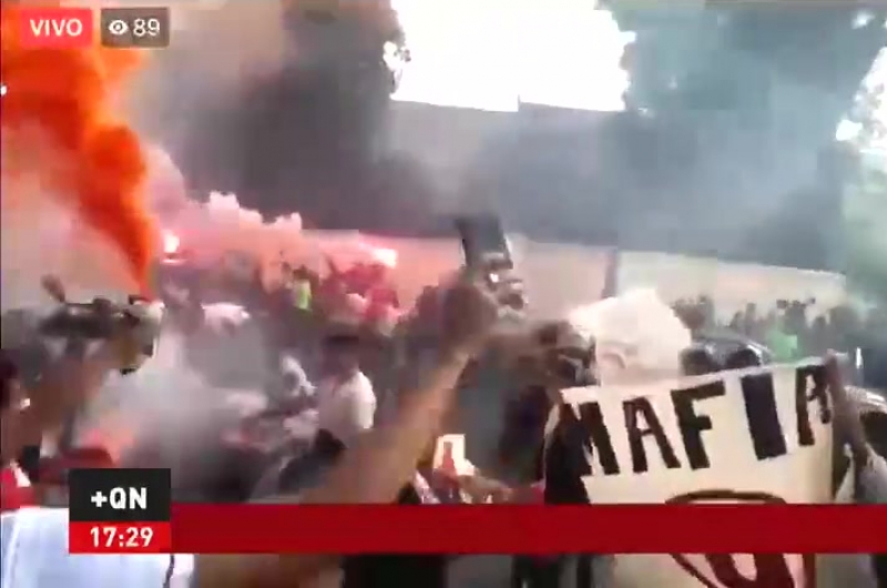 Barristas de Universitario causan disturbios fuera del Estadio Nacional