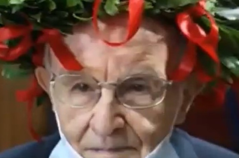 Italiano de 96 años se licenció con honores en filosofía