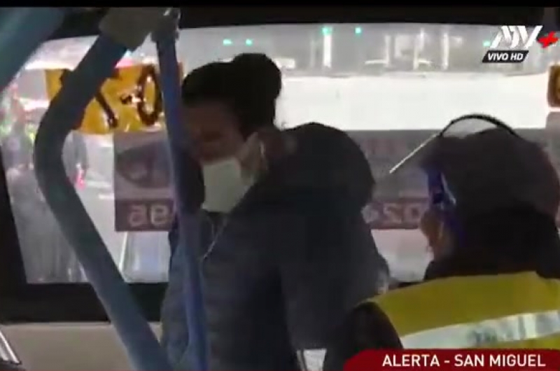Intervienen a pasajero que viajaba en bus sin protector facial