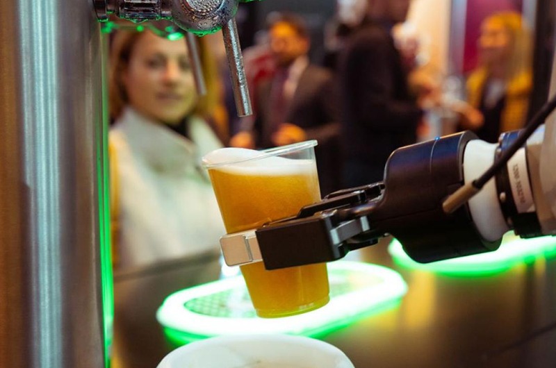 España: Robot sirve cerveza en medio de la ‘nueva normalidad’