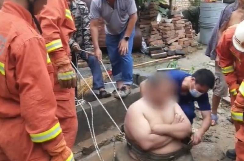 Hombre se salvó de caer en lo profundo de un pozo por su enorme barriga