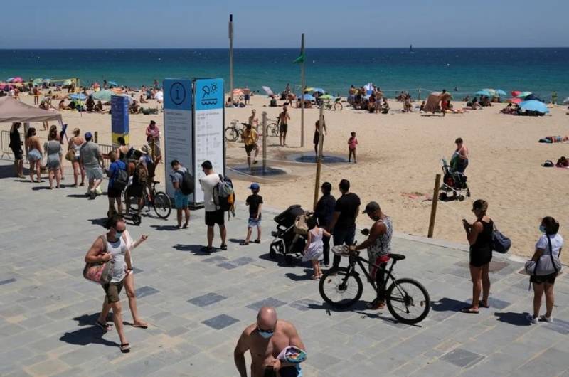España: Largas colas para entrar a la playa pese rebrote de coronavirus