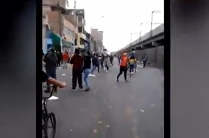 Ambulantes desataron ‘batalla campal’ contra fiscalizadores en La Victoria