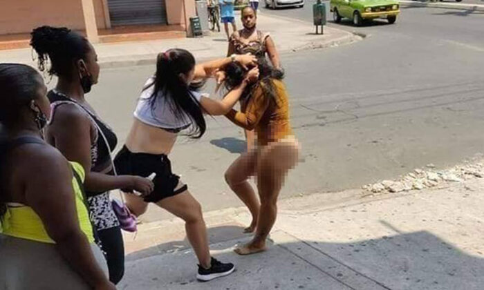 Mujeres se pelean por un hombre ambas terminan en ropa interior! - ATV