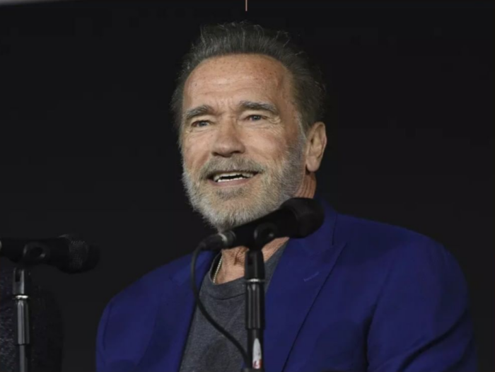 Arnold Schwarzenegger protagoniza un accidente que involucra a varios vehículos