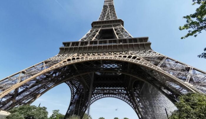 La Torre Eiffel ha crecido unos metros... gracias a una empresa de alta montaña