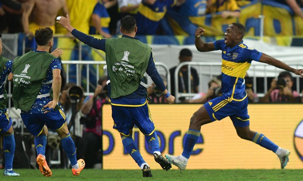 Luis Advícnula celebra gol Copa Libertadores